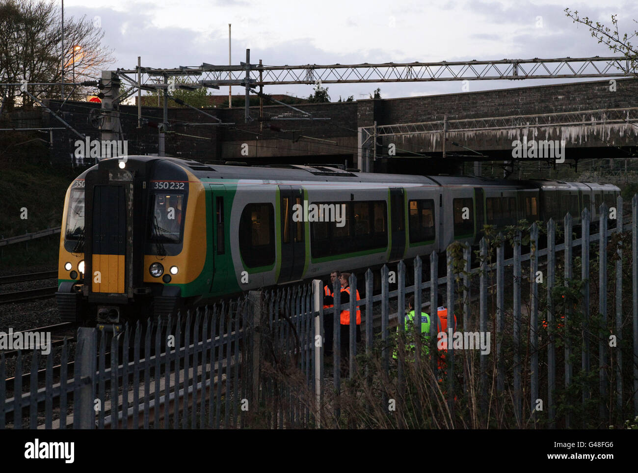 Il servizio delle 16:25 da Northampton a Londra, gestito dalla compagnia ferroviaria London Midland, si trova vicino alla stazione di Leighton Buzzard nel Bedfordshire, dopo che un passeggero è stato ucciso quando un incendio è scoppiato in un gabinetto del treno per pendolari nell'ora di punta della sera di oggi. Foto Stock