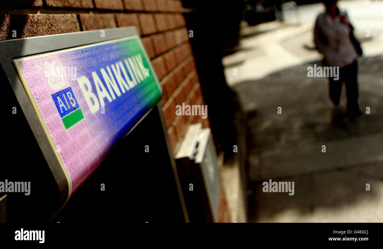 Un cash point Allied Irish Banks (AIB) a Ballsbridge, Dublino, come la banca ha annunciato che prevede di raggiungere più di 2,000 posti di lavoro entro la fine del prossimo anno. Foto Stock