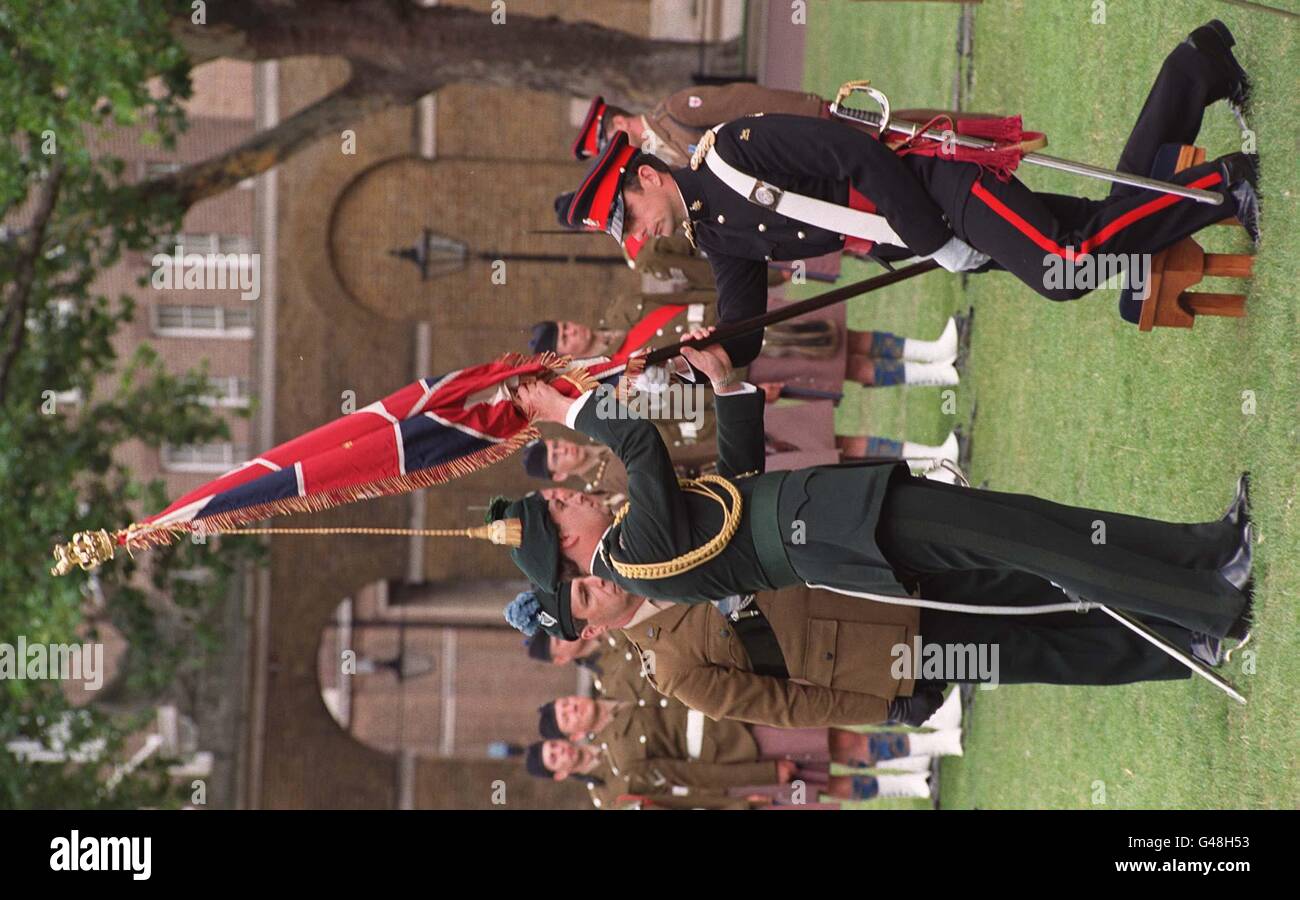 Il Duca di York (a sinistra) durante la cerimonia di presentazione dei colori al Reggimento londinese dell'Esercito Territoriale, presso la sede centrale del Duca di York a Chelsea oggi (venerdì). Visita PA Story ROYAL Duke. Foto di John Stillwell. Foto Stock