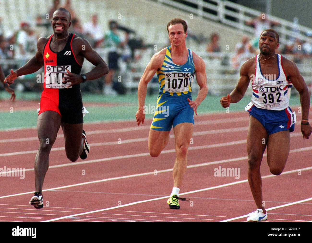 Donovan Bailey (a sinistra) mostra il dolore mentre attraversa la linea e si allontana con Darren Campbell (a destra) della Gran Bretagna finendo un bel terzo nel secondo round dei 100m ai Campionati del mondo di Atene stasera (Sab). Foto John Giles. PA. Foto Stock