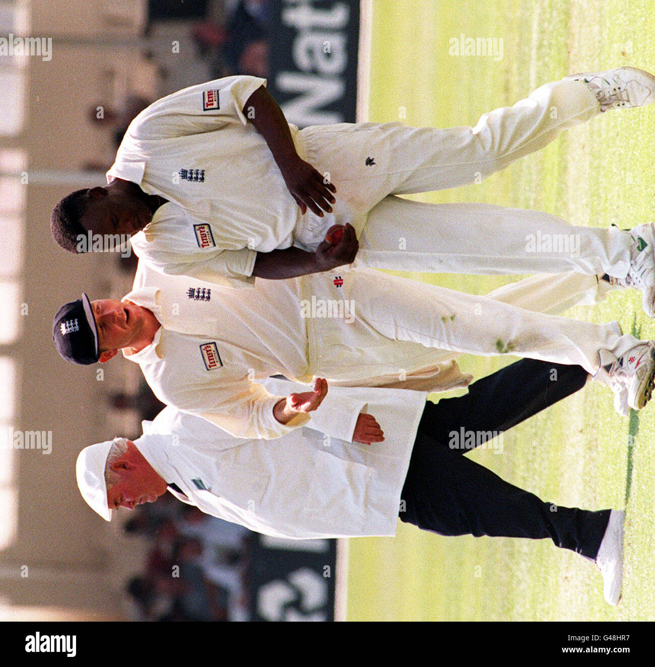 Il Capitano d'Inghilterra Mike Atherton dà una parola di incoraggiamento a Devon Malcolm durante la prima giornata del quarto Test Match contro l'Australia a Trent Bridge oggi (Giovedi). Foto Barry Batchelor/PA. Foto Stock