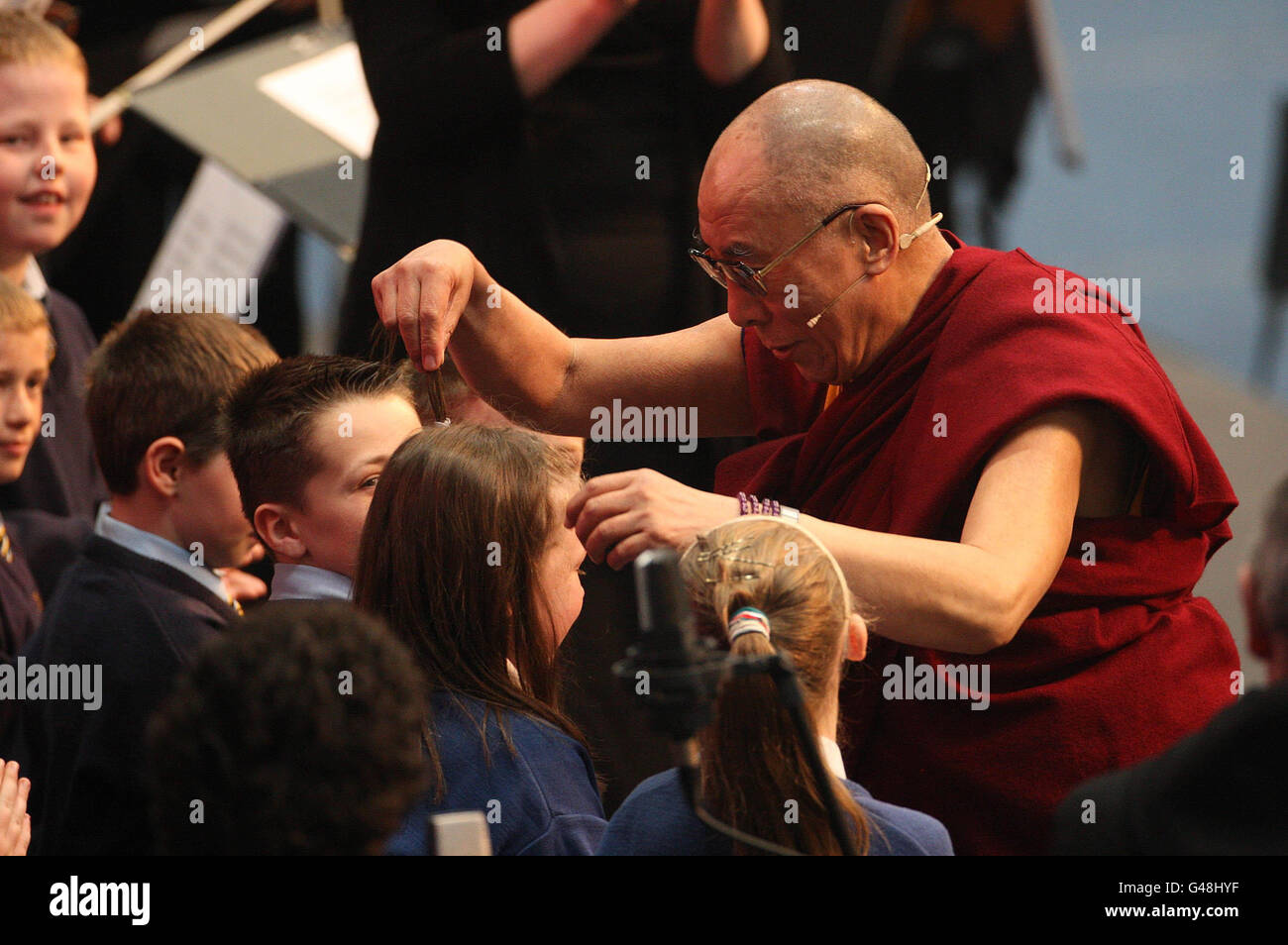 Il leader spirituale del Tibet, il Dalai lama, dopo un discorso all'Università di Limerick su "il potere del perdono". Foto Stock