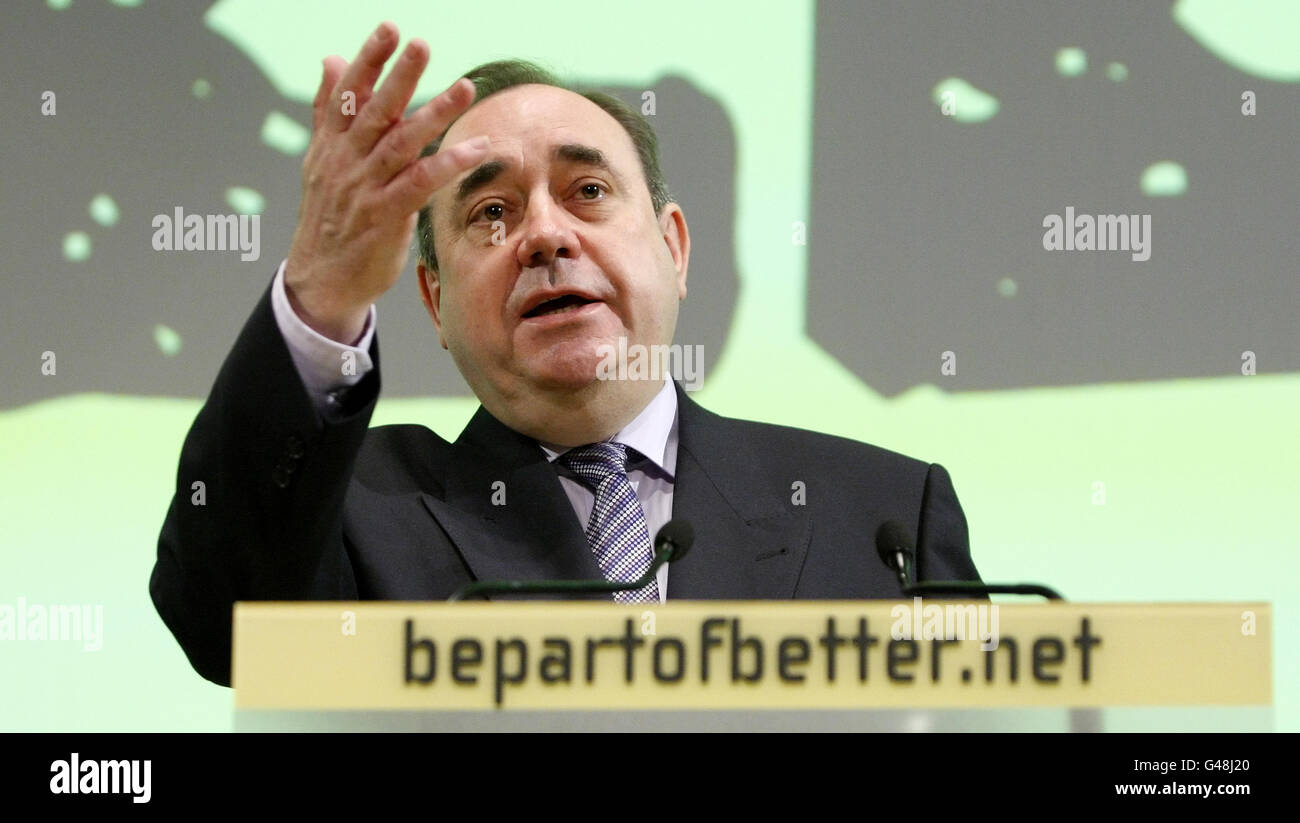 Il leader SNP Alex Salmond durante il lancio del manifesto SNP alla Royal Scottish Academy of Music and Drama di Glasgow. Foto Stock