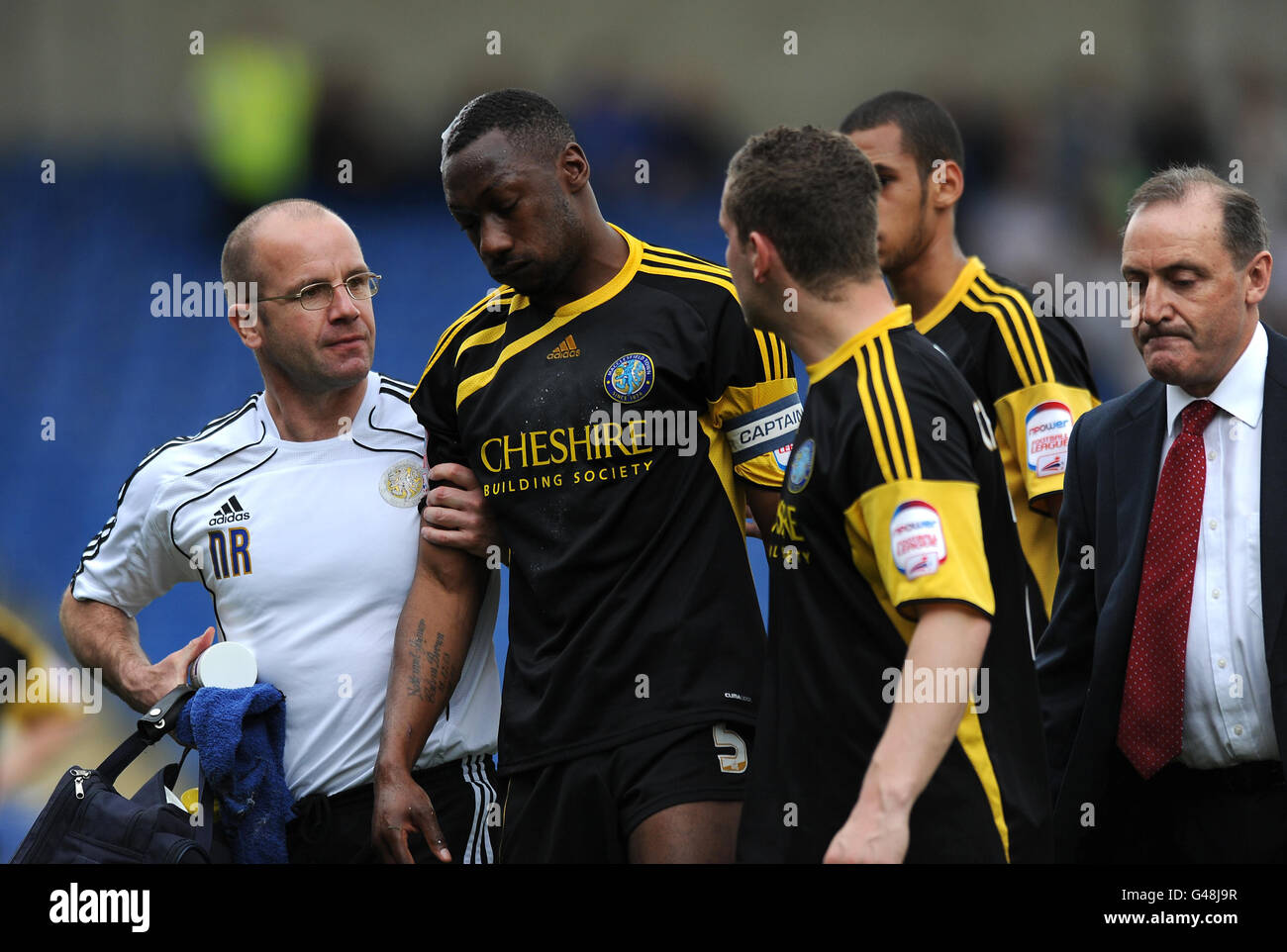 Macclesfield Town's Nat Brown (centro a sinistra) si spegne dopo aver raccolto un infortunio da un Tackle di Jack Lester di Chesterfield (non illustrato) durante la partita della Npower Football League Two al B2net Stadium di Chesterfield. Foto Stock