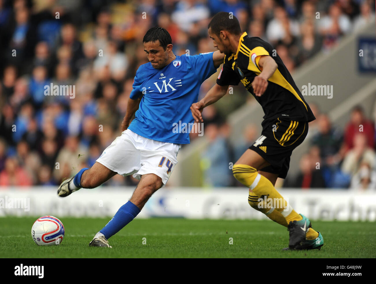 Chesterfield's Jack Lester (a sinistra) si fa un colpo oltre il Tony Diagne di Macclesfield Town durante la partita di Npower Football League 2 al B2net Stadium, Chesterfield. Foto Stock