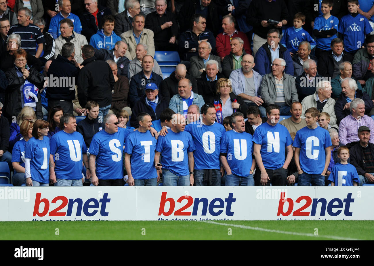 I tifosi di Chesterfield mostrano il loro sostegno negli stand prima di iniziare la partita della Npower Football League Two al B2net Stadium di Chesterfield. Foto Stock