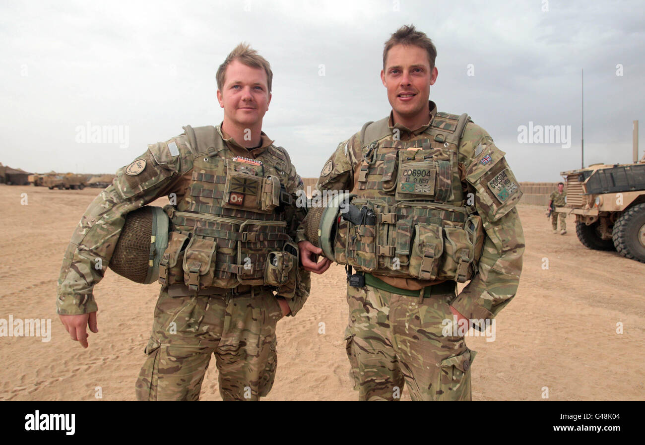 Il caporale Carl Taylor (a sinistra), 24, da Harborne a Birmingham e il tenente James Cook, da Clapham, 27, da Clapham a sud-ovest di Londra, entrambi da 4 Platoon B compagnia terzo battaglione il reggimento Merciano, che ha salvato tre bambini afghani durante un fuoco a Nar-e Saraj nella provincia di Helmand, Afghanistan. Foto Stock