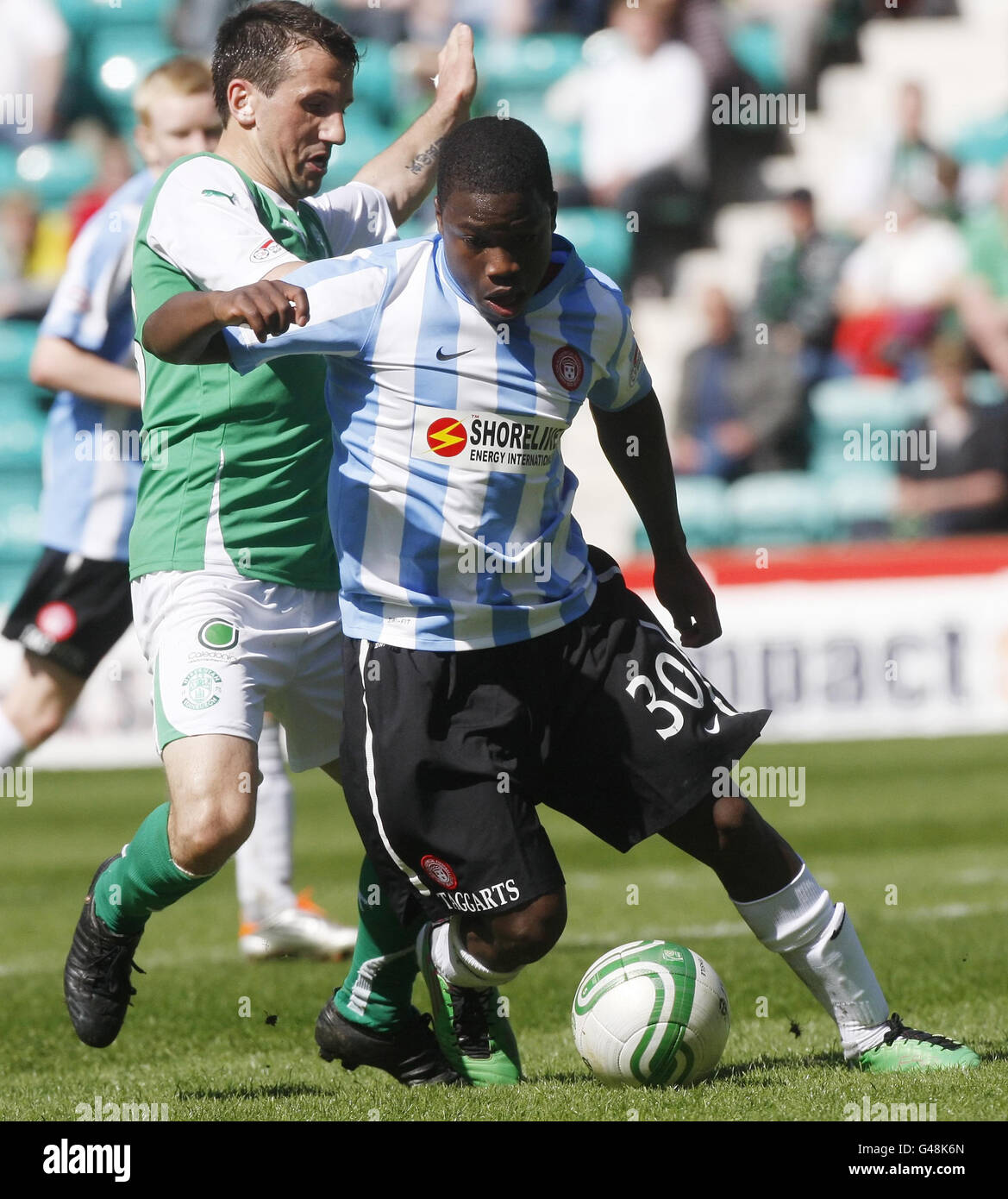 Liam Miller di Hibernian combatte per la palla con il Nigel Hasselbaink di Hamilton durante la partita della Clydesdale Bank Scottish Premier League a Easter Road, Edimburgo. Foto Stock