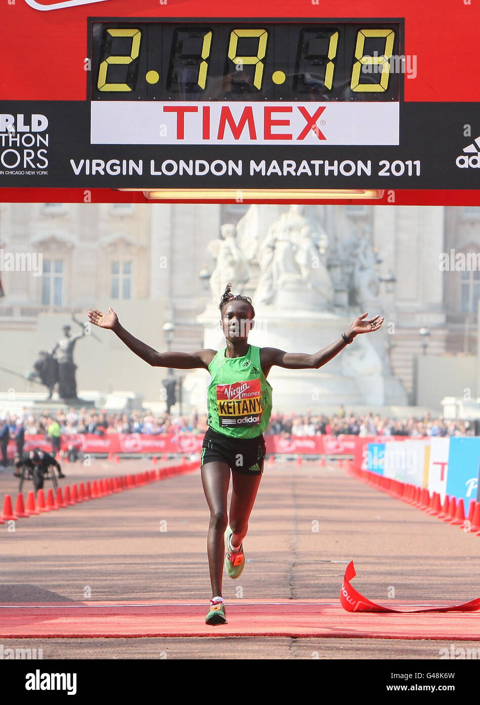 Mary Keitany del Kenya vince la gara Elite delle Donne durante la Maratona Virgin London 2011 a Londra. Foto Stock