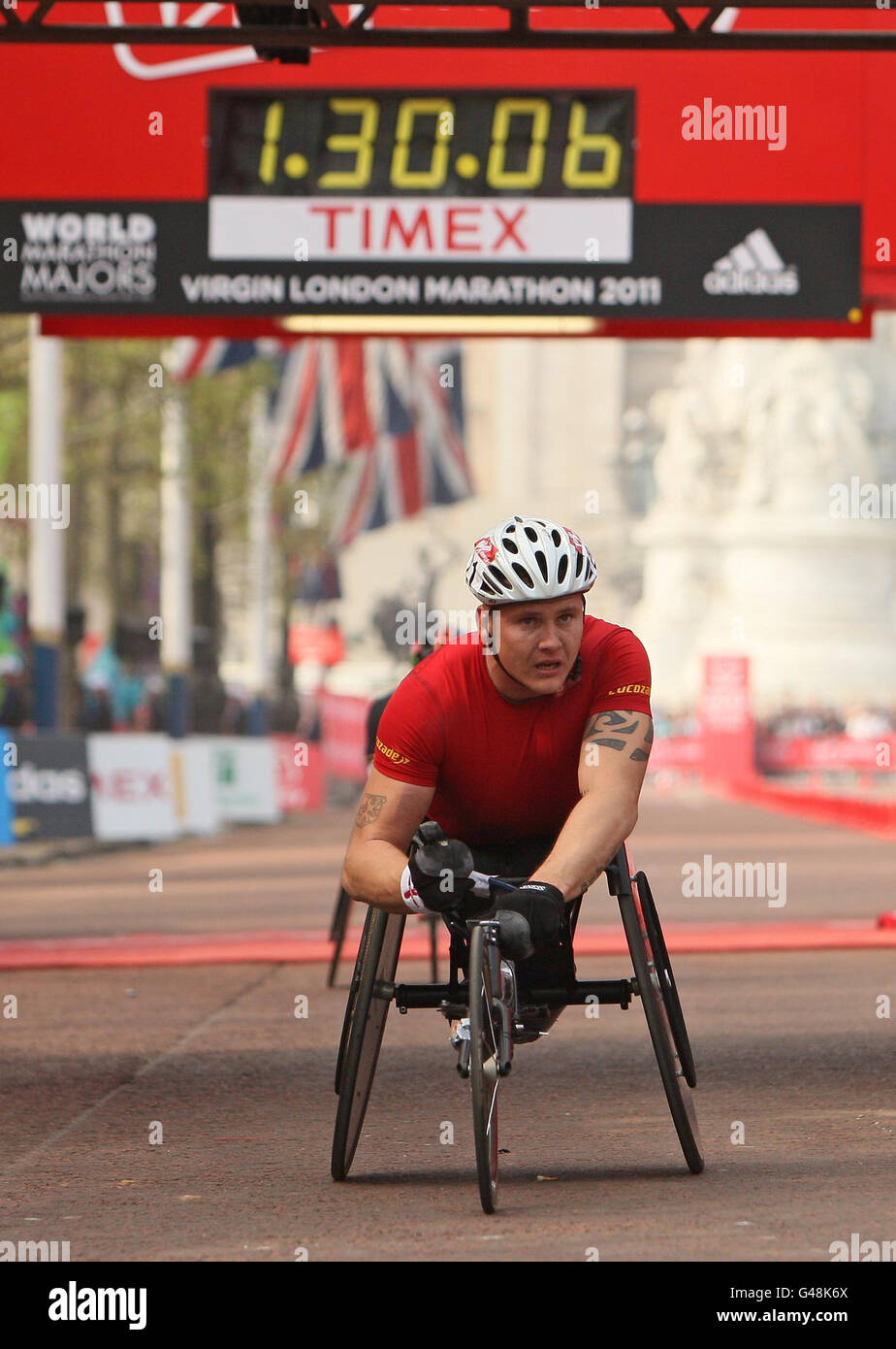 David Weir della Gran Bretagna vince la gara di sedia a rotelle maschile durante la Maratona Virgin London 2011 a Londra. Foto Stock
