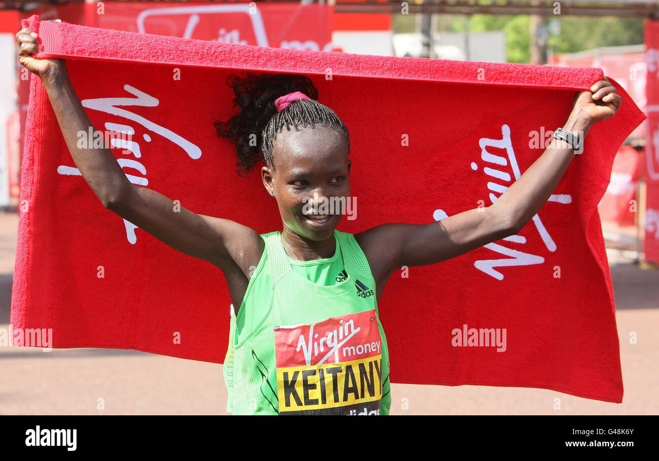 Mary Keitany del Kenya celebra la vittoria della corsa Elite delle Donne durante la Maratona Virgin London 2011 a Londra. Foto Stock