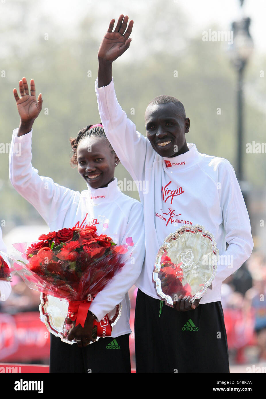 Vincitrice della gara femminile Elite del Kenya Mary Keitany (a sinistra) e vincitrice della gara maschile Elite del Kenya Emmanuel Mutai in una fotocellula dopo la Virgin London Marathon del 2011 a Londra. Foto Stock