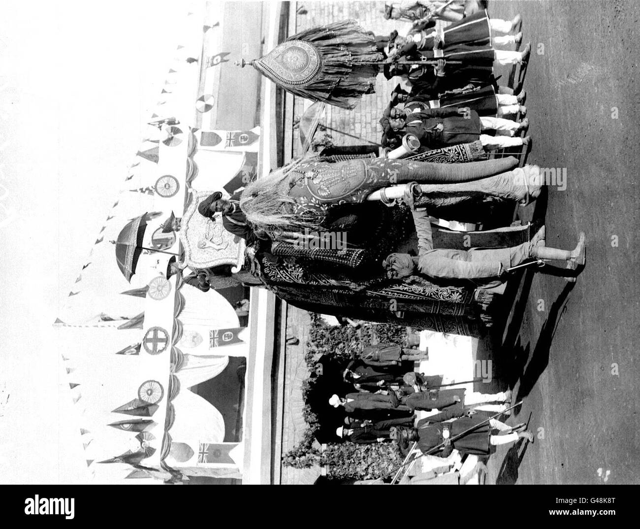 GWALIOR 1922: Il Principe di Galles e il Maharajah di Gwalior lasciando la stazione ferroviaria sull'Elefante reale 'Hiragaz', la cui età ha 100 anni. Hiragaz è stato gorgeosamente caparisonizzato e dipinto - la parte superiore del suo tronco con un disegno delle piume del Principe di Galles. Foto Stock
