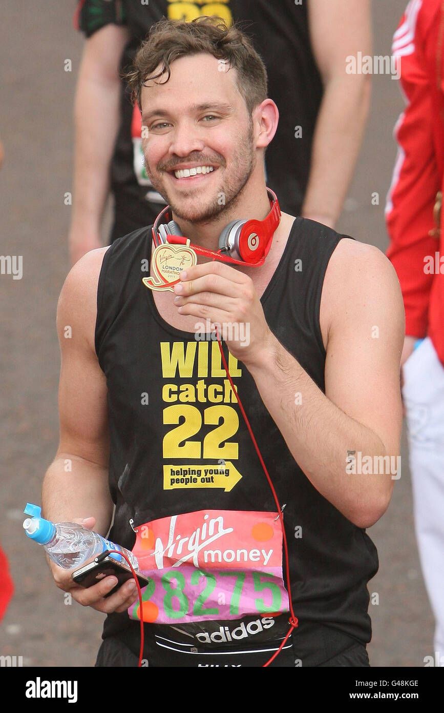 Il cantante sarà giovane dopo aver terminato la Maratona Virgin London 2011. Foto Stock