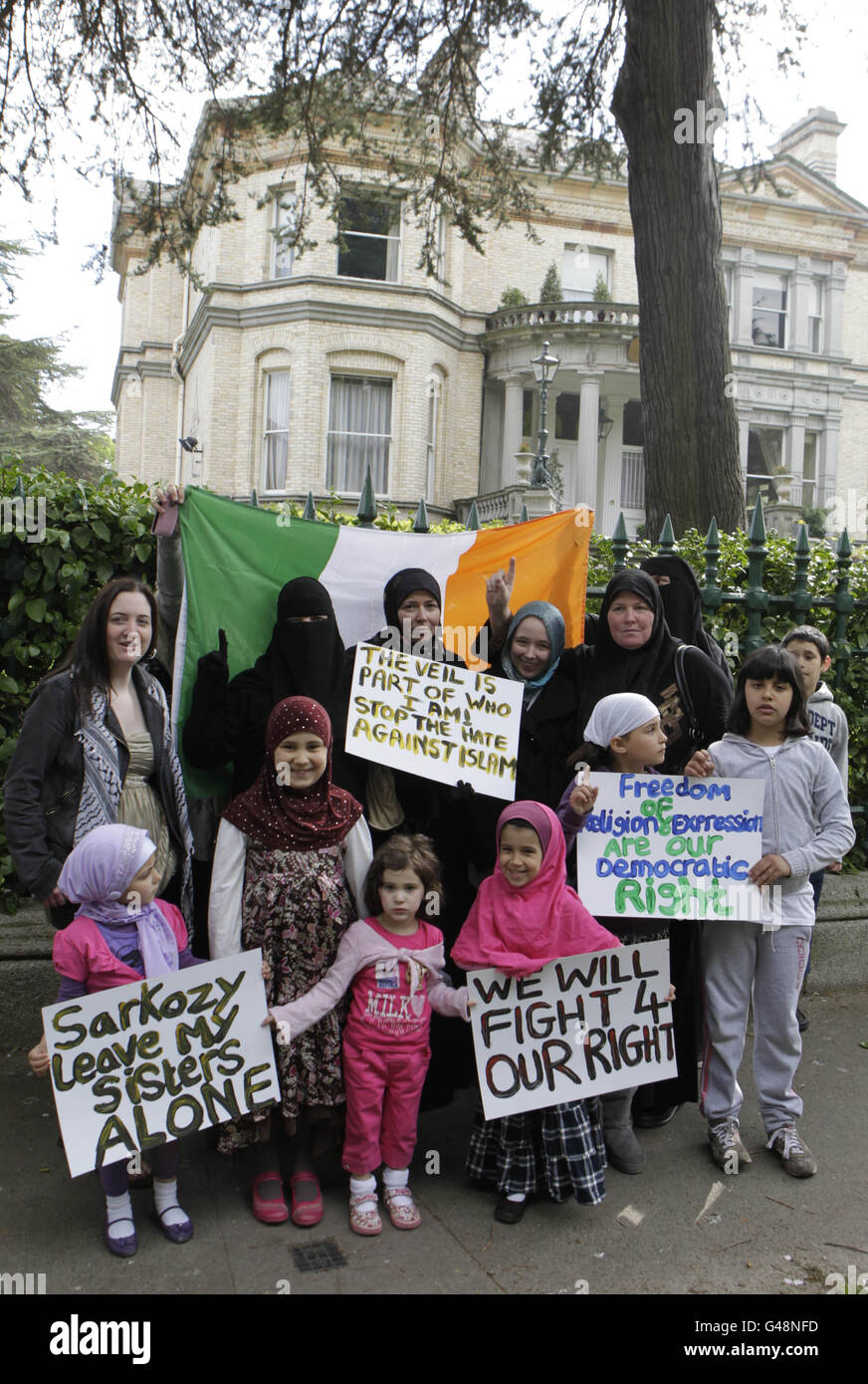 I membri del movimento di solidarietà arabo e semita irlandese protestano al di fuori dell'ambasciata francese a Dublino. Foto Stock