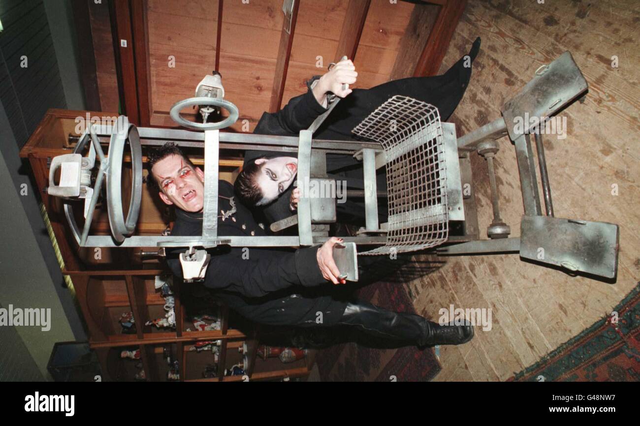 Peter Osborne e Louise Jeffery dal 'London Dungeon' posano con una sedia elettrica un tempo di proprietà del pop artista Andy Warhol, che è stato venduto all'asta per 4,800 al Bristol Auction Rooms Today (Mercoledì). Osborne e Jeffery sono stati messi in bando per la sedia che il London Science Museum ha assicurato tramite un anonimo offerente telefonico dalla California. Vedi PA Story AUCTION Warhol. Foto Barry Batchelor/PA. Foto Stock