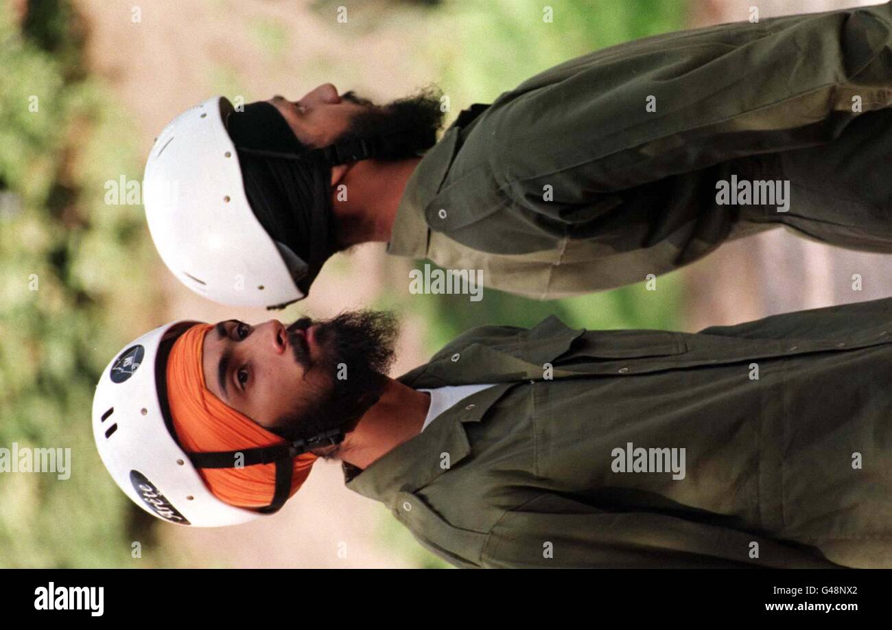 Due membri della comunità Sikh indossano caschi protettivi sui loro turbanti, durante una giornata alla Scuola Armata di addestramento fisico. L'esercito desidera attirare più partecipanti dalle minoranze etniche. Foto di Rebecca Naden/PA. Vedi PA Story DEFENSE Recruit. Foto Stock