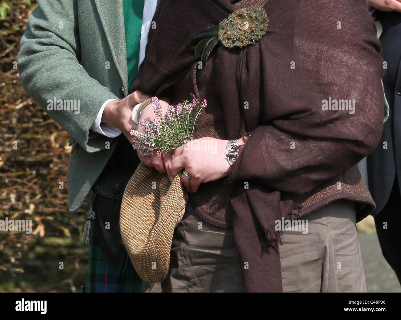 Anne Emslie , la madre di Calum Murray, ha un cappello tweed mentre segue la sua bara dalla chiesa di Leochel-Cushnie dopo il suo funerale in Aberdeenshire. Foto Stock