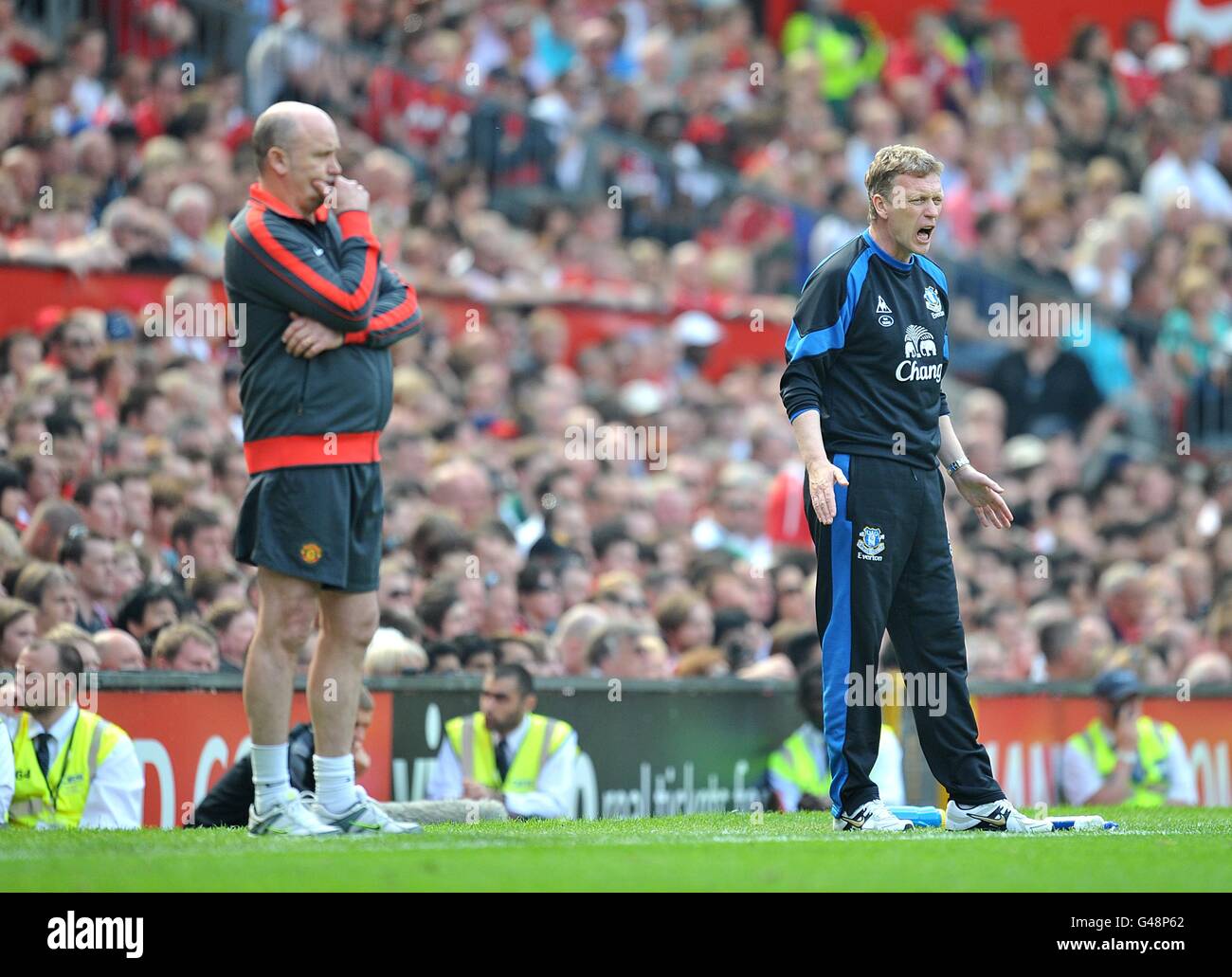 Mike Phelan (a sinistra), assistente manager di Manchester United e manager di Everton David Moyes (a destra) sulla linea di contatto Foto Stock