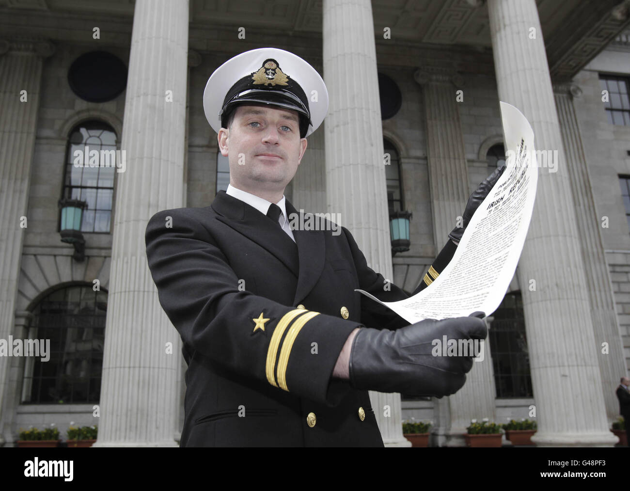 Il tenente navale Paul o'Brien che ha letto la proclamazione durante le commemorazioni della Pasqua Nazionale in ascesa al GPO su o'Connell Street a Dublino questa mattina. Foto Stock