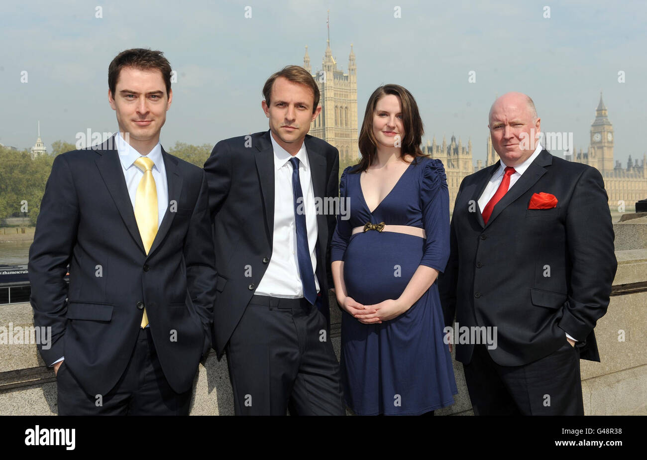 Il cast di Jason Langley (Nick Clegg), Sam Hodges (David Cameron), Ashley Lilley (Samantha Cameron) e Alexander Delamere (Gordon Brown) si posa durante una foto di fronte al Parlamento nel centro di Londra. Foto Stock