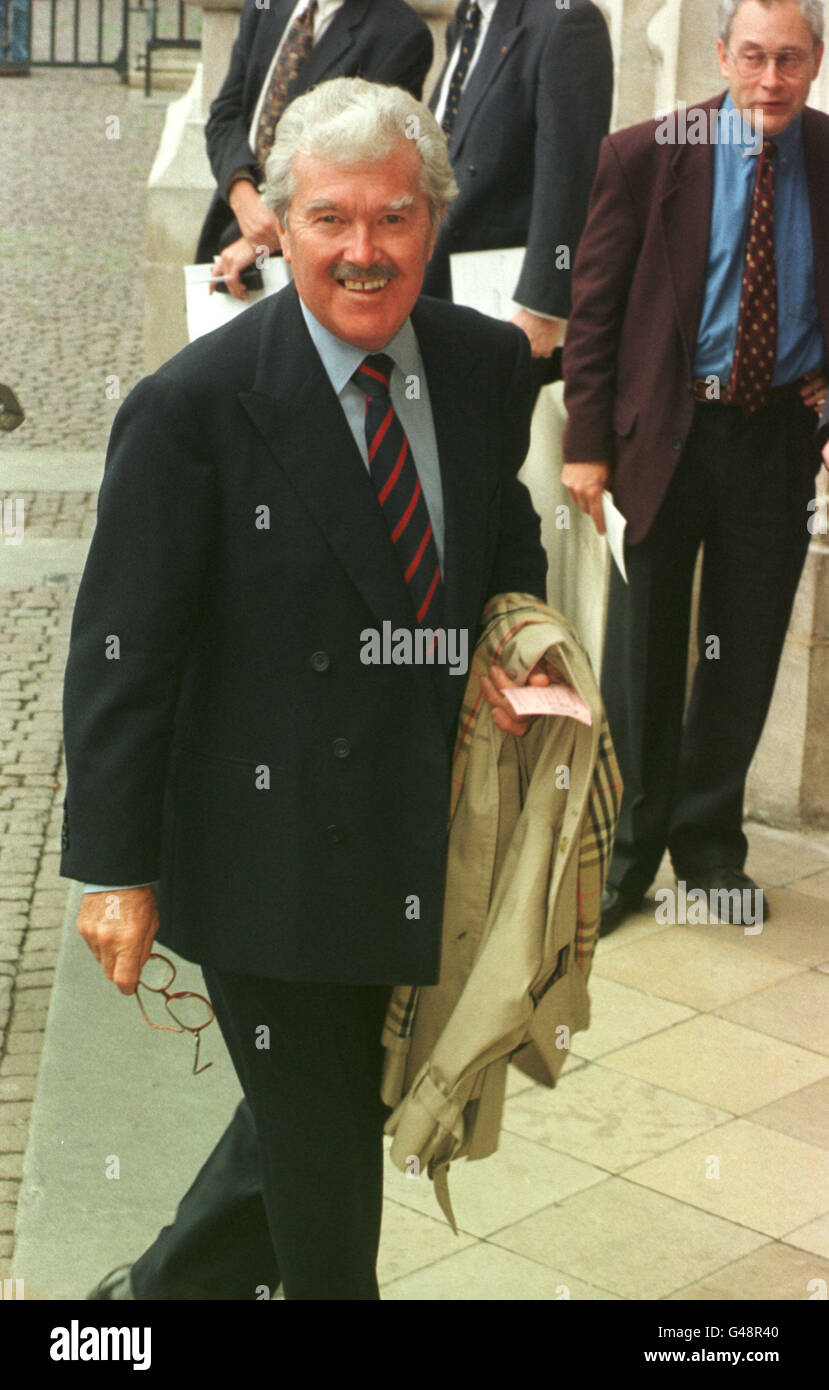 Il presentatore TV Dickie Davies arrivando al memoriale di servizio per sportivo britannico Denis Compton. Foto Stock
