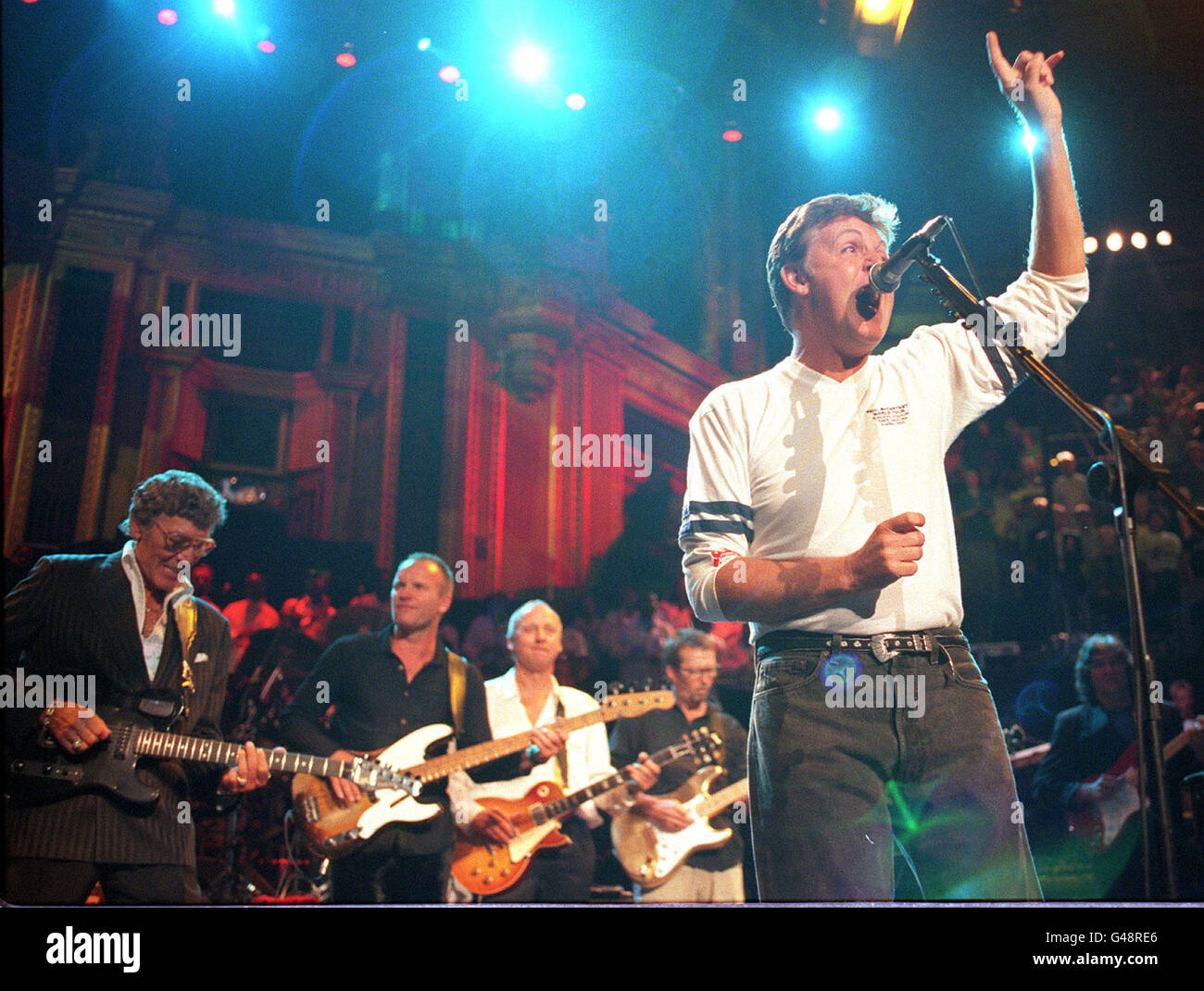 Carl Perkins, Sting, Mark Knopfler e Eric Clapton, mentre Sir Paul McCartney canta durante la finale del concerto di musica per Montserrat beneficia stasera al Royal Albert Hall (lunedì). Foto di Rebecca Naden/PA. Vedi la storia di PA SHOWBIZ Montserrat Foto Stock