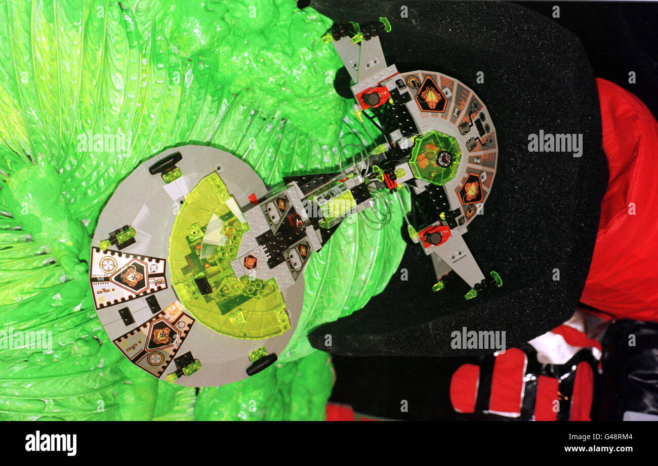 Uno dei nuovi Lego UFO che sono stati svelati al negozio di giocattoli Hamleys a Londra. La nuova gamma di UFO è stata lanciata da Lego in un'offerta di 6 m per far saltare i suoi giocattoli in cima alla lista dei desideri di Natale. Foto Stock