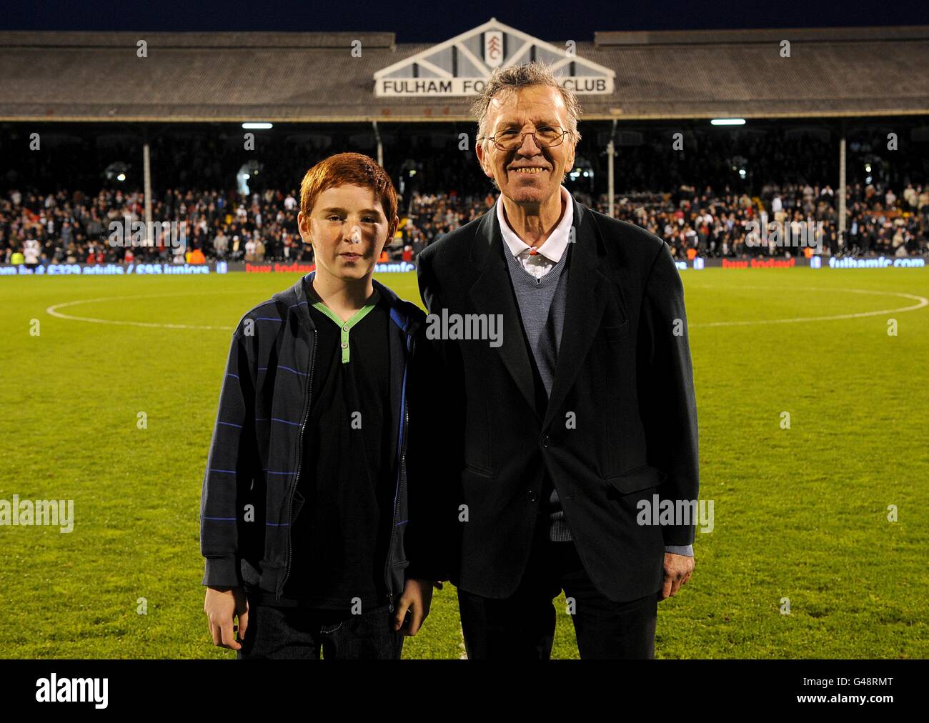 Calcio - Barclays Premier League - Fulham / Bolton Wanderers - Craven Cottage. Fulham 2011-2011 titolari di biglietti stagionali in campo a metà tempo Foto Stock