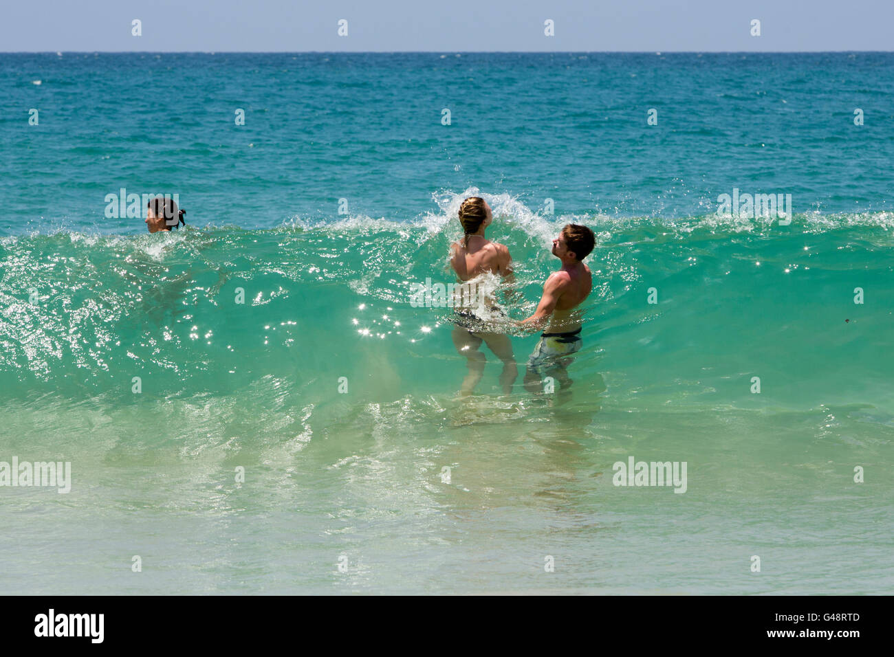 Sri Lanka, Mirissa beach, testa grande onda di altezza di colpire matura in mare Foto Stock