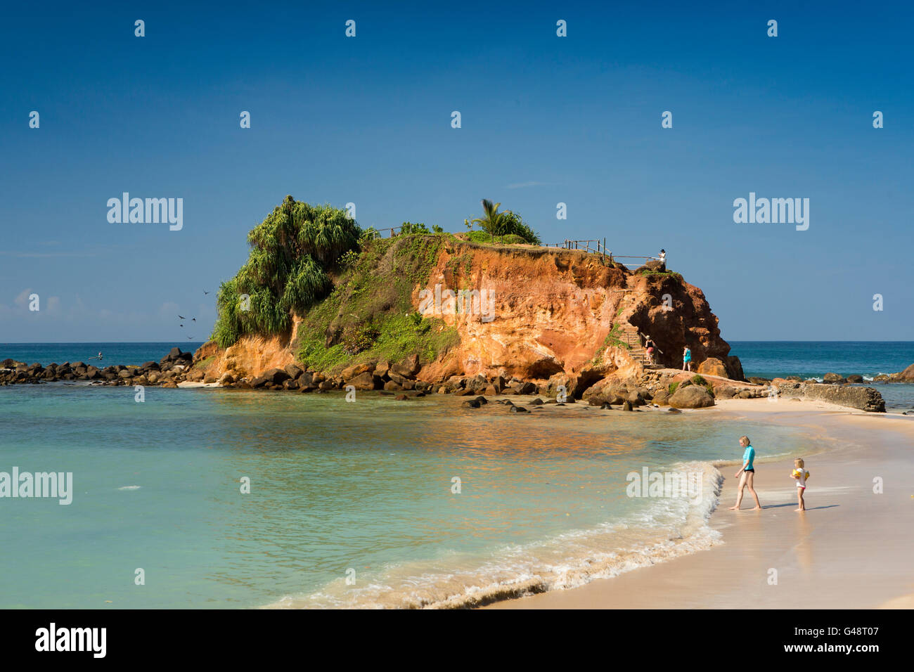Sri Lanka, Mirissa beach, Parrot Rock, persone di balneazione in acque sicure Foto Stock