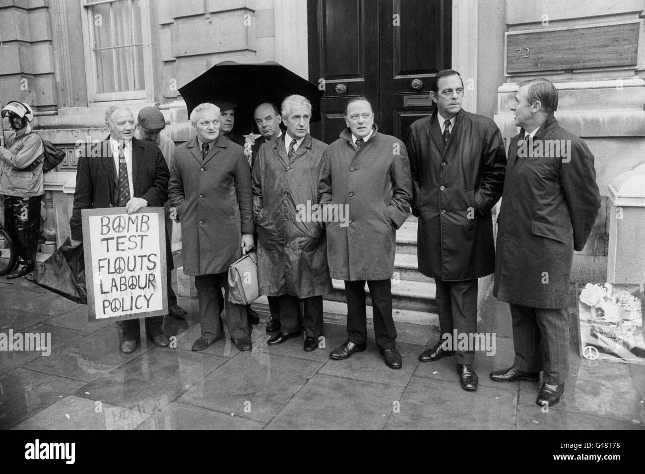 Dirigenti di Aslef, il sindacato dei macchinisti, tra dimostranti che si sono Uniti alla Campagna per il disarmo nucleare (CND) all'ingresso di Downing Street per protestare contro i recenti test nucleari britannici. Foto Stock