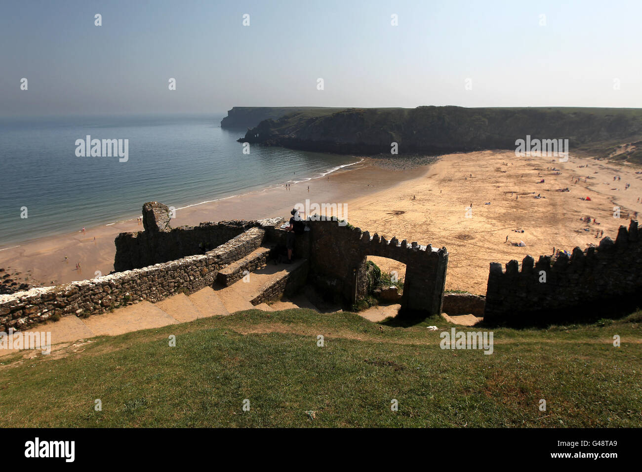 Una vista generale della spiaggia di Barafundle a Pembrokeshire, Galles Occidentale. Foto Stock