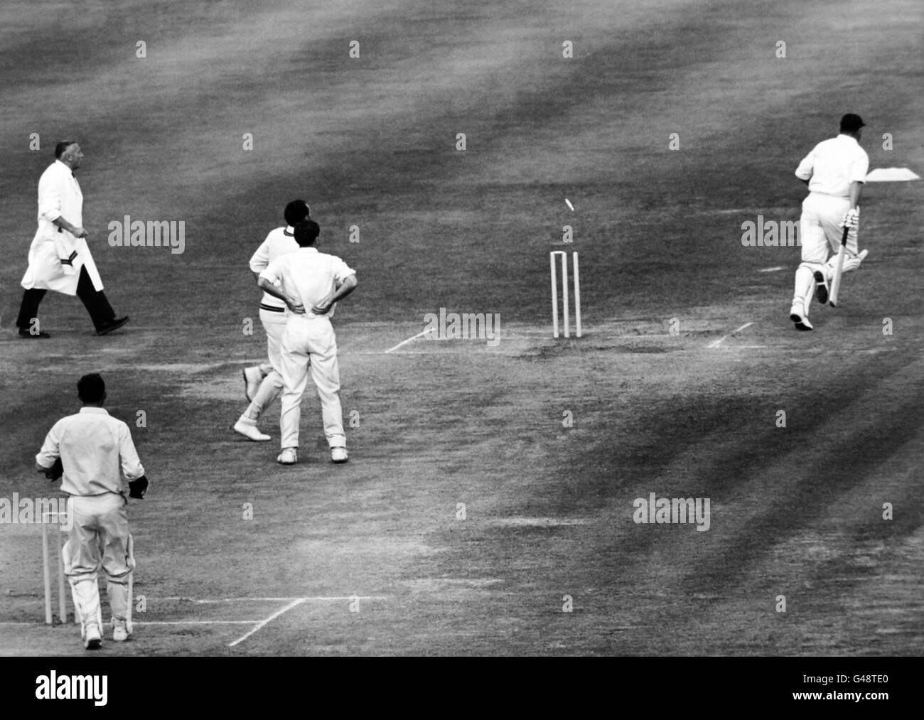 Cricket - primo test Match - Inghilterra / Sud Africa - Fifth Day - Lord's. Colin Cowdrey (Inghilterra) raggiunge appena il suo ingrinzimento come i ceppi sono rotti da un tiro Foto Stock