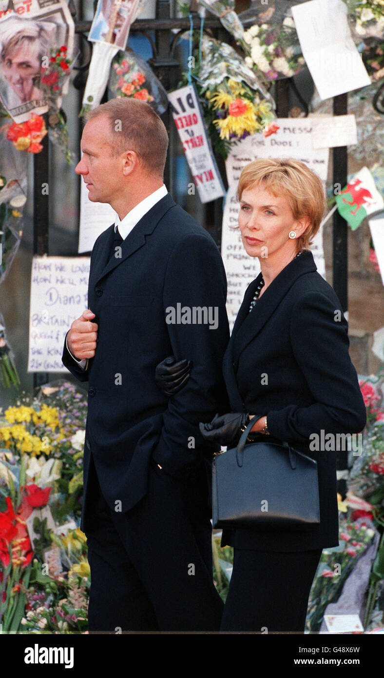 Sting e Trudie arriva per il funerale di Lady Diana, Principessa del Galles Foto Stock