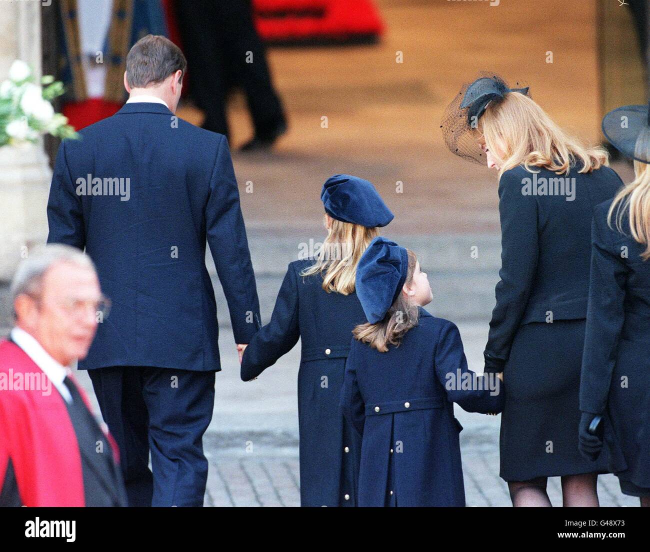 Il Duca e la Duchessa di York e le loro figlie, la Principessa Beatrice (seconda a sinistra) e Eugene, arrivano oggi all'Abbazia di Westminster per i funerali di Diana, Principessa del Galles (Sat). Foto Stock