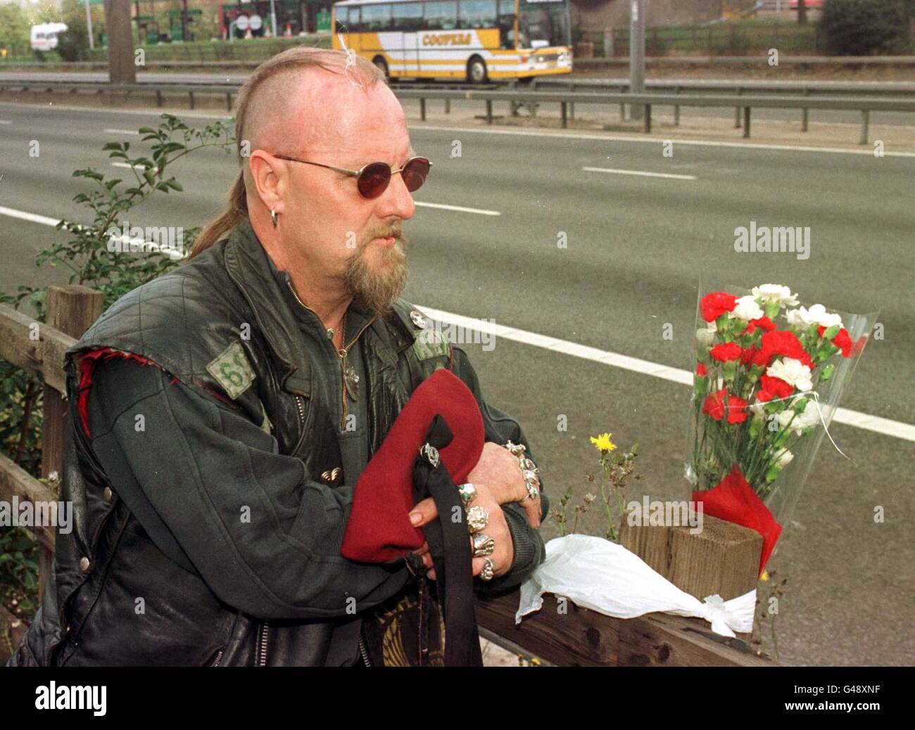 Biker Mick Debenham da Luton, Bedfordshire Place è un mazzo di fiori accanto alla M1 a Toddington dove il corteo di Diana, principessa di Galles ha passato il suo cammino verso il suo ultimo luogo di riposo presso la sede della famiglia Spencer ad Althorp, Northamptonshire oggi (Sabato). Foto Stock