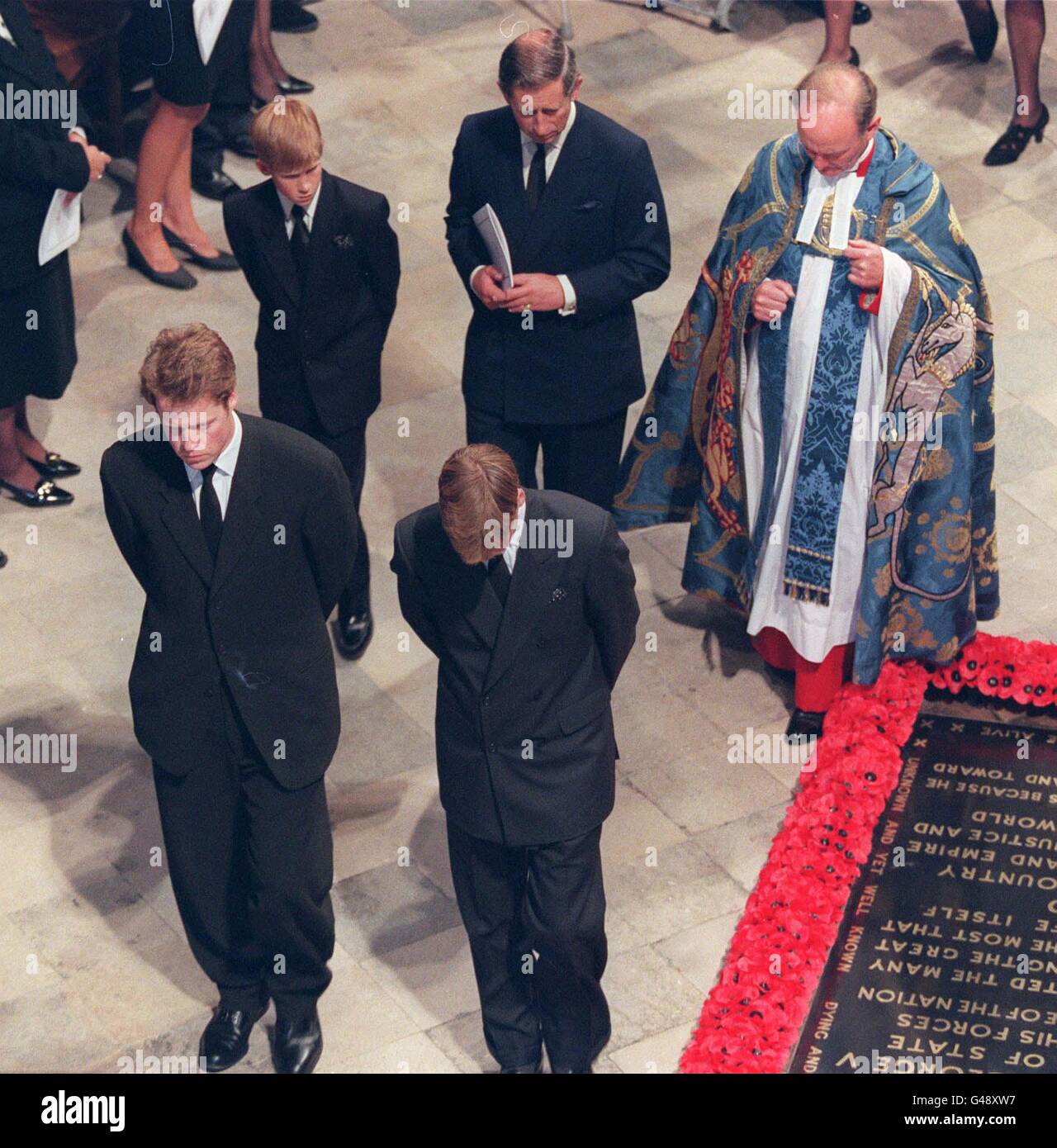 LON13 Conte Spencer anteriore (L), il fratello di Diana, il principe William anteriore (R), il principe Harry torna (L), il Principe Carlo indietro (C) e il molto Reverand Dr. Welsey Carr stand nella Westminster Abbey all'inizio del servizio funebre per Diana, principessa di Galles 06 settembre.EGGITT:piscina AFP Foto Stock