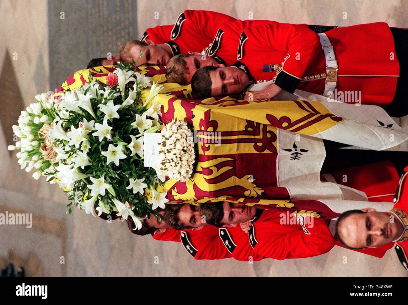 Il Royal Standard-drappeggiato bara di Diana, principessa di Galles, è portato da un portatore di Welsh Guards nell Abbazia di Westminster a Londra per la cerimonia funebre 06 settembre. Piscina WPA Foto Stock
