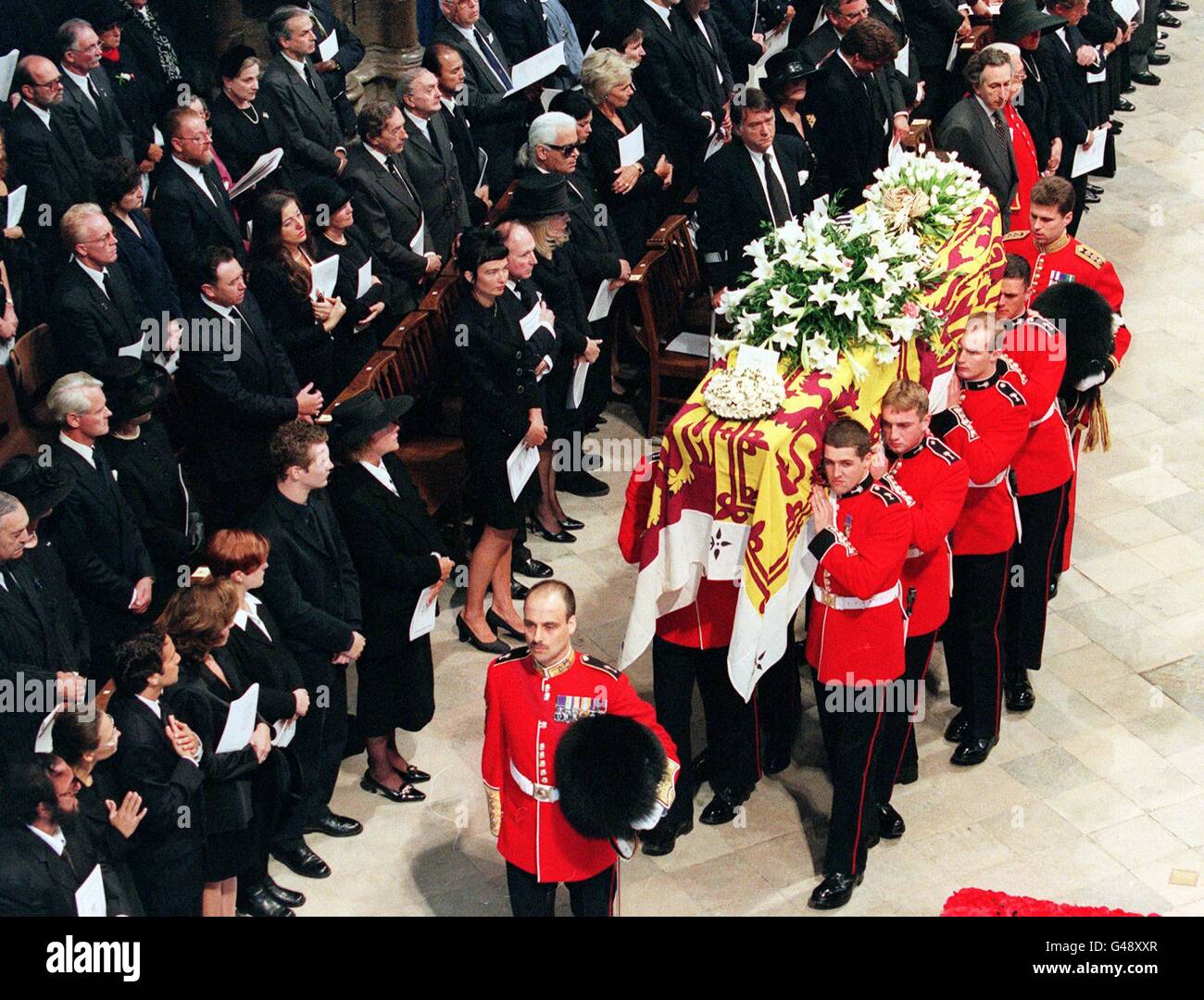 Il Royal Standard-drappeggiato bara di Diana, principessa di Galles, è portato da un portatore di Welsh Guards nell Abbazia di Westminster a Londra per la cerimonia funebre 06 settembre. Piscina WPA Foto Stock