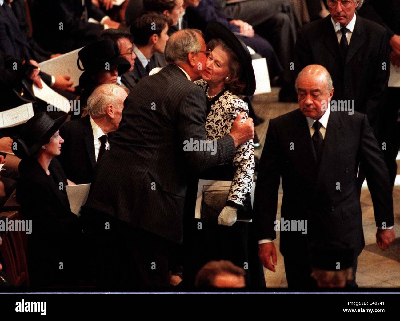 Funerali di Diana, principessa di Galles, 6 settembre 1997 Express foto da John Downing all'interno di Westminster Abbey. Un compagno di mourner abbraccia Raine Spencer come Mohamed Al Fayed passa. Foto Stock
