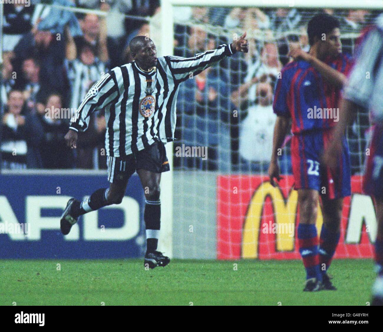 Thumbs fino alla panchina da Faustino Asprilla di Newcastle dopo aver messo  Newcastle in testa dal punto di penalità contro Barcellona nella loro  partita di Champions League stasera (Mer). Foto John Giles.PA