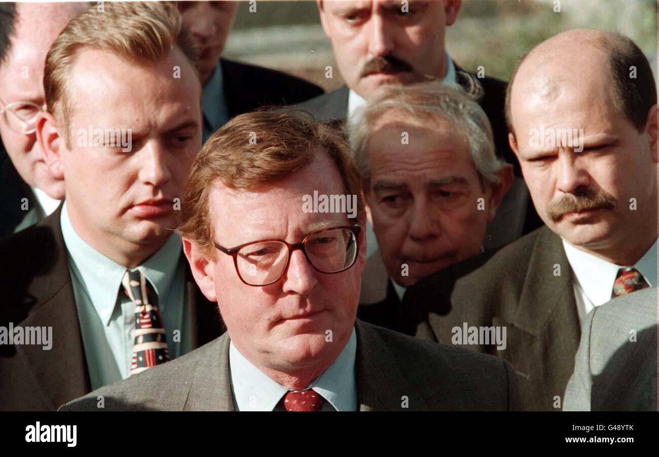 Il leader unionista dell'Ulster, David Trimble (primo piano) e il portavoce UDP, Gary McMichael e il leader del PUP, David Ervine (a destra) arrivano al Castello di Stormont per partecipare ai colloqui di pace, questa mattina (Mercoledì). Gli unionisti partecipano al processo di pace, ma finora hanno escluso qualsiasi contatto immediato con Sinn Fein. Foto di Brian Little/PA. GUARDA LA STORIA DELLA PA ULSTER TALKS. Foto Stock