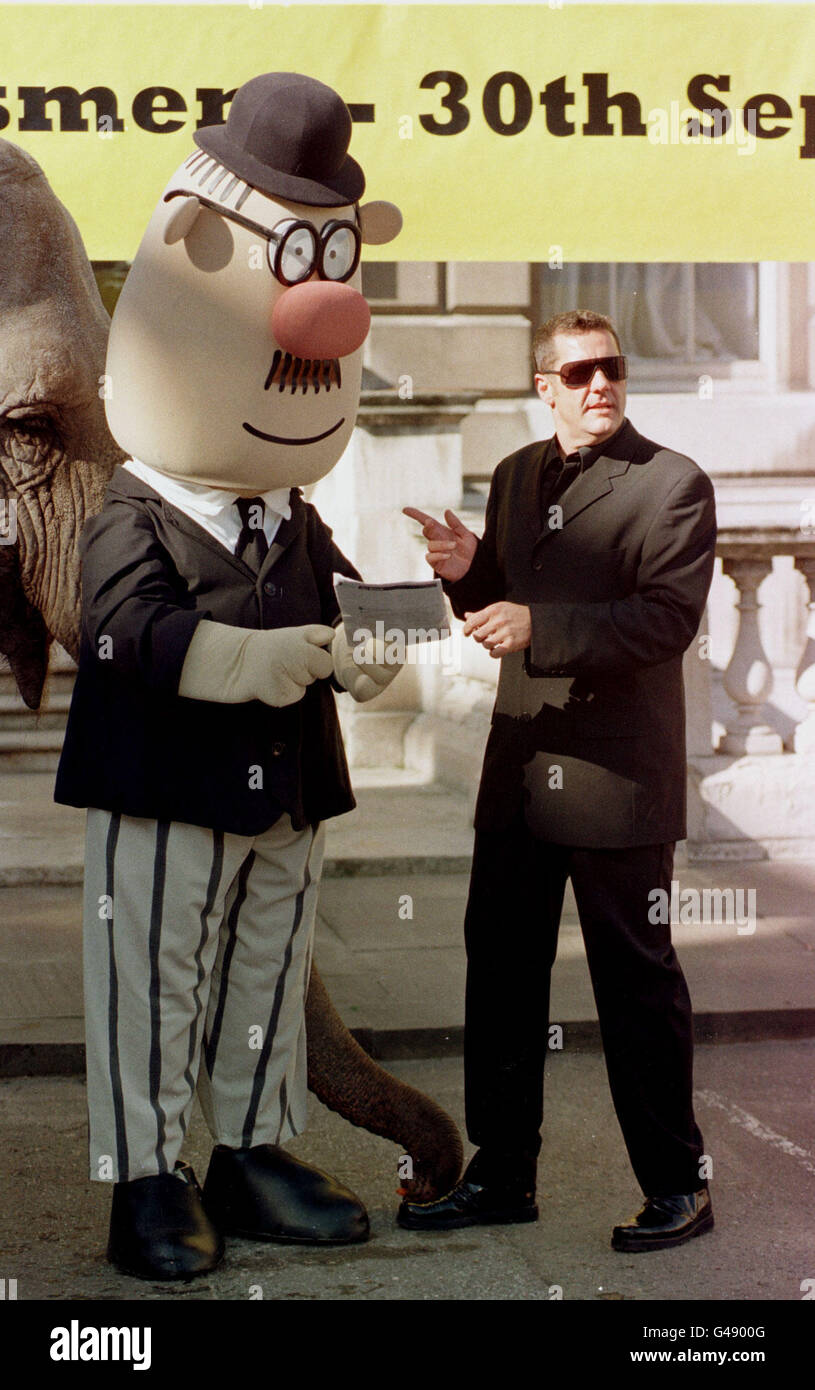 Dale Winton con Hector cartoon taxman al lancio dell'Inland Revenue 's "conto alla rovescia", campagna Foto Stock