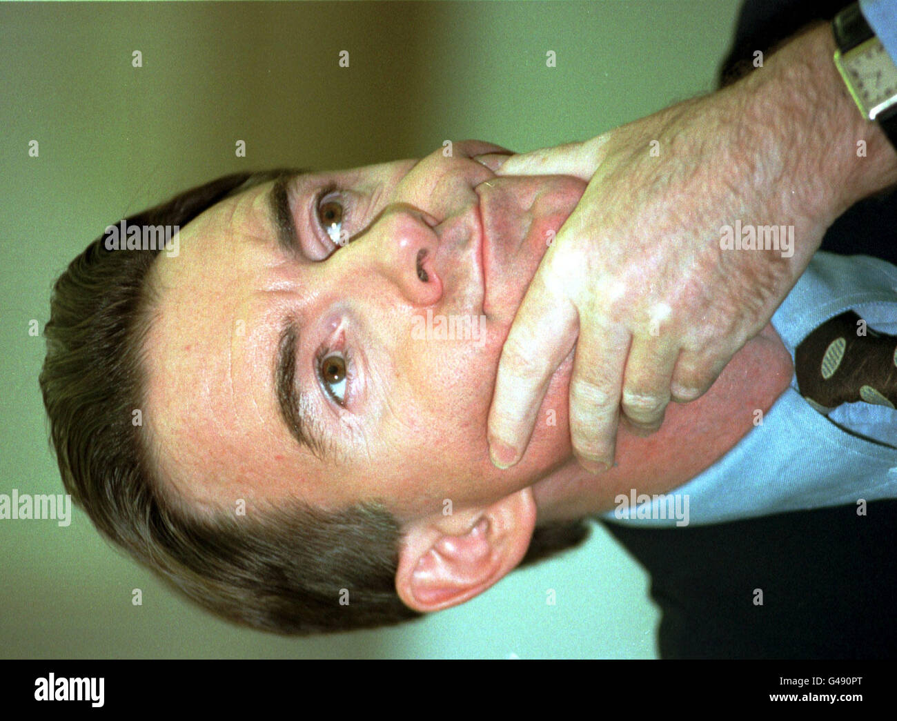 Ministro senza portafoglio Peter Mandelson in un clima penoso oggi (Mercoledì) prima di affrontare un incontro marginale sui legami sindacali con il governo laburista. Una fila sul nuovo salario minimo nazionale sta ora incombendo dopo che il Commissario Mandelson ha detto che ci sarebbe stato un tasso diverso per i giovani. Fotografia di Fiona Hanson/PA Foto Stock