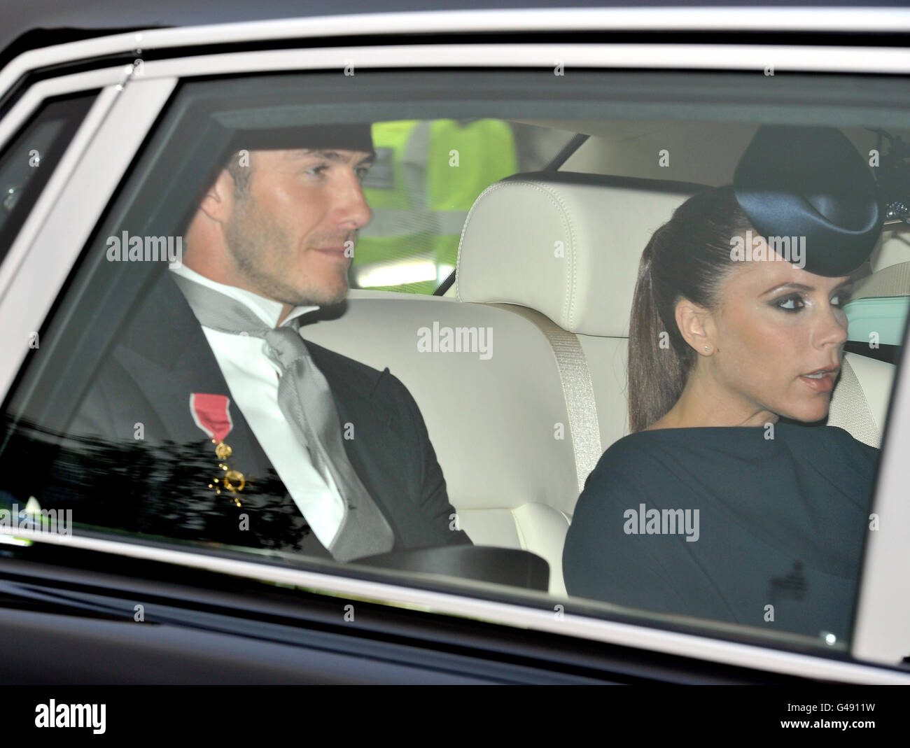 David e Victoria Beckham arrivano a Millbank, Londra, prima del matrimonio tra il principe William e Catherine Middleton. Foto Stock