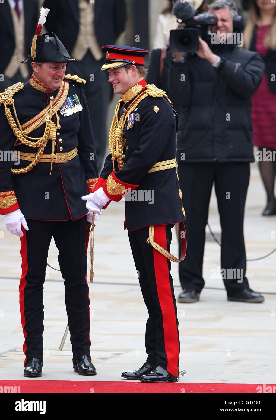 Il principe Harry arriva all'Abbazia di Westminster prima del matrimonio tra il principe William e Kate Middleton. Foto Stock