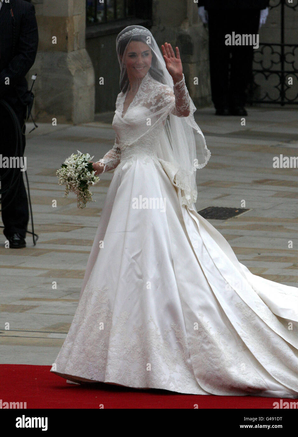 Kate Middleton ondeggia quando arriva all'abbazia di Westminster prima del suo matrimonio con il principe William. Foto Stock