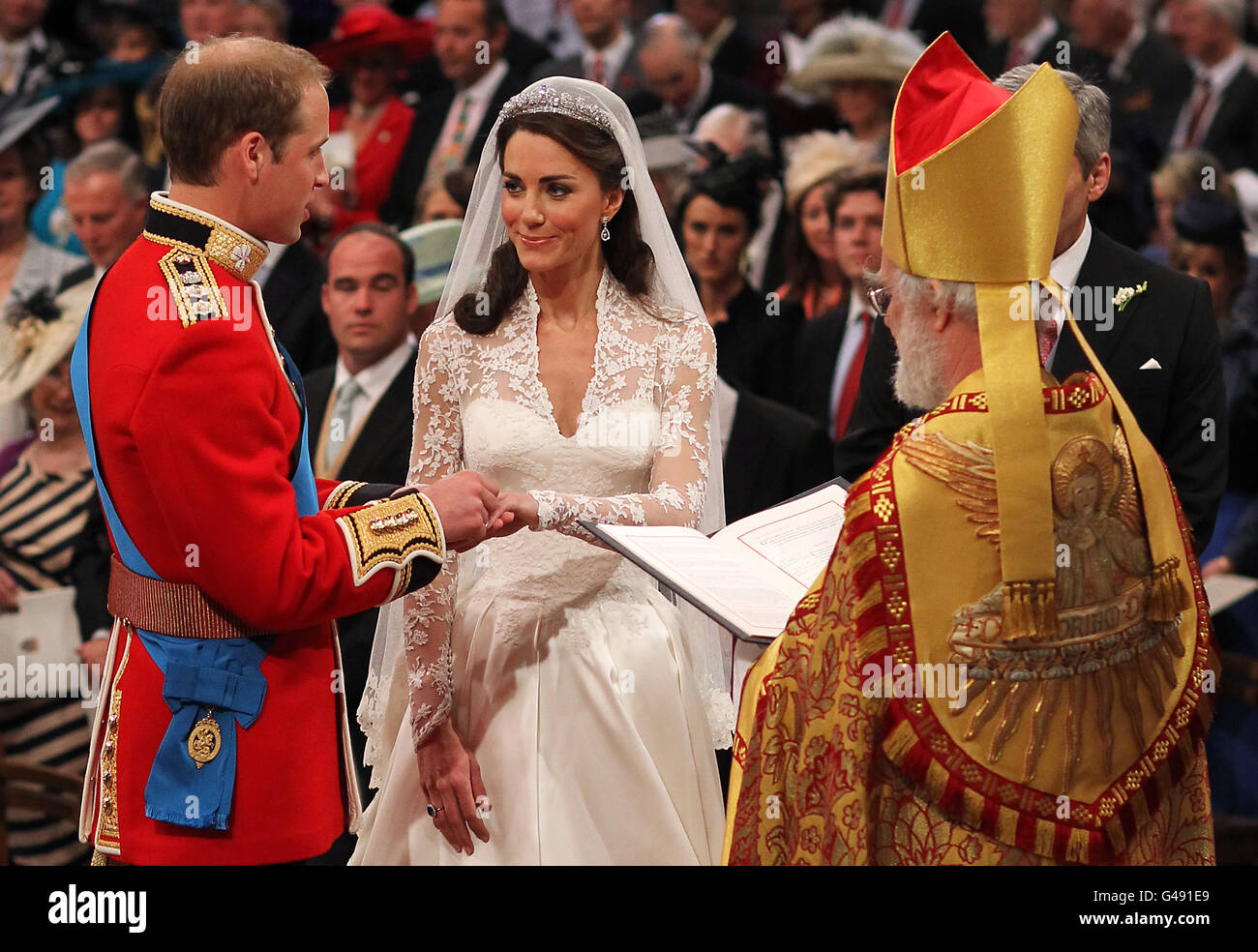 . Gli anelli di scambio del principe William e di Kate Middleton davanti all'arcivescovo di Canterbury a Westminster Abbey, Londra. Foto Stock