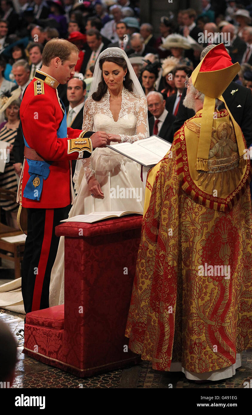 Il Principe William e Kate Middleton si scambiano gli anelli davanti all'arcivescovo di Canterbury all'Abbazia di Westminster, Londra. Foto Stock